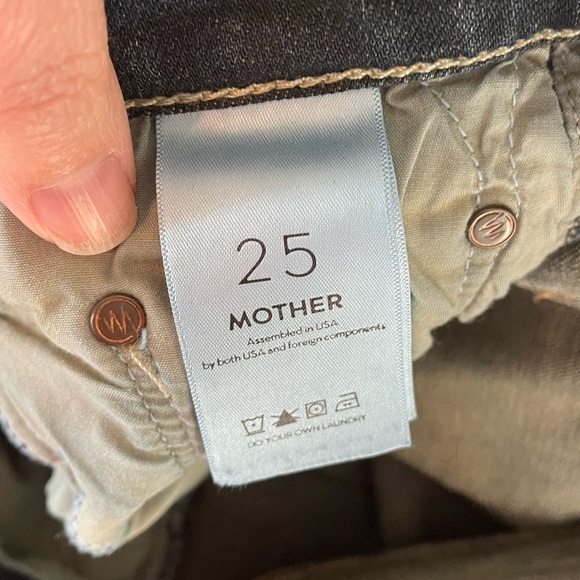 Anthropologie’s MOTHER The Pixie Dropout Boyfriend Jeans in Jaded and Torn - 25 - Picture 7 of 9